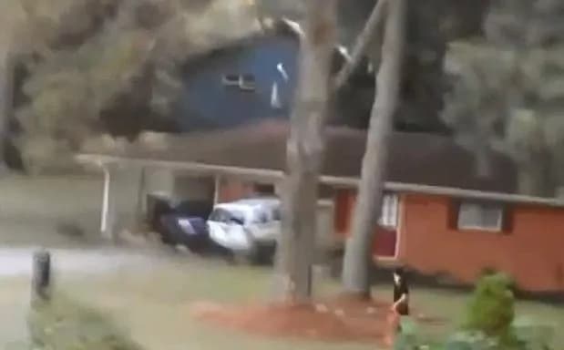 Scopre il tradimento della moglie e distrugge la casa col SUV [VIDEO]