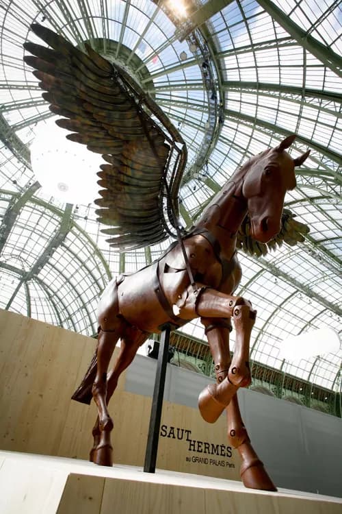 Hermès celebra l’apertura del nuovo store a Milano col Pegaso alato