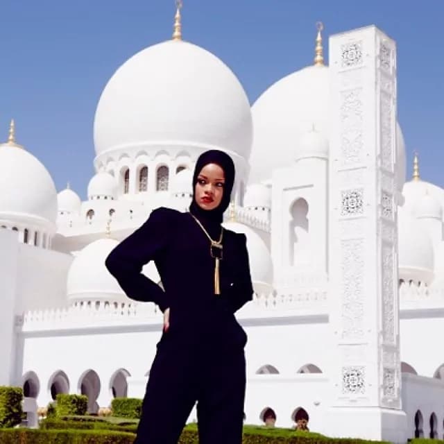 Abu Dhabi, Rihanna cacciata via da moschea [FOTO]