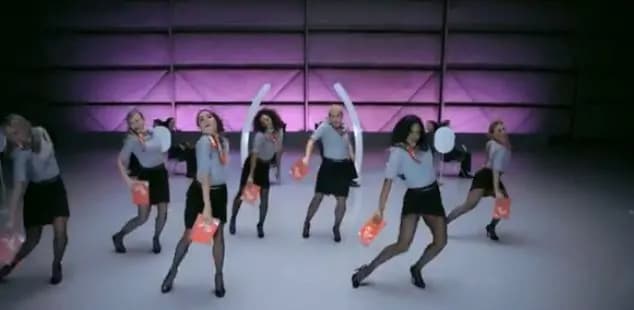 Le regole di sicurezza aerea cantate e ballate dalle hostess [VIDEO]