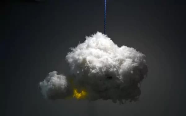 Cloud Lamp, il lampadario-nuvola che emette tuoni e lampi [FOTO]
