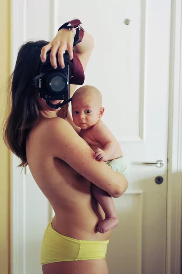 L’autoritratto per documentare la propria gravidanza: 40 settimane e uno specchio [FOTO]