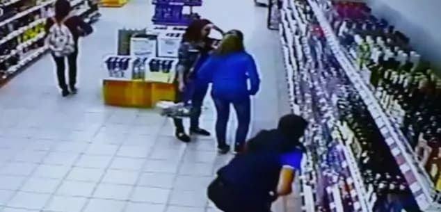 Impiega ore per sistemare scaffali, si ferma ad ammirarli e gli cadono addosso [VIDEO]