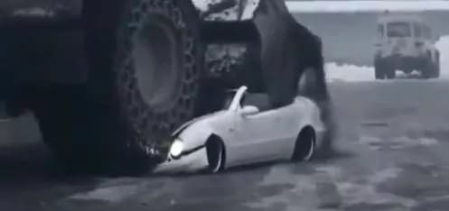 Il capo lo maltratta, lui gli distrugge la Mercedes con una ruspa [VIDEO]