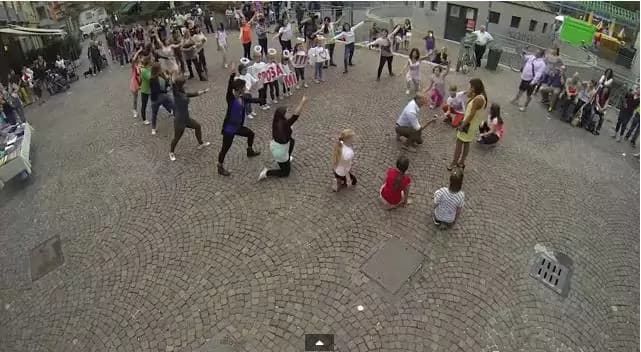 La proposta di matrimonio più bella della storia: il flash mob per chiederle di sposarlo!