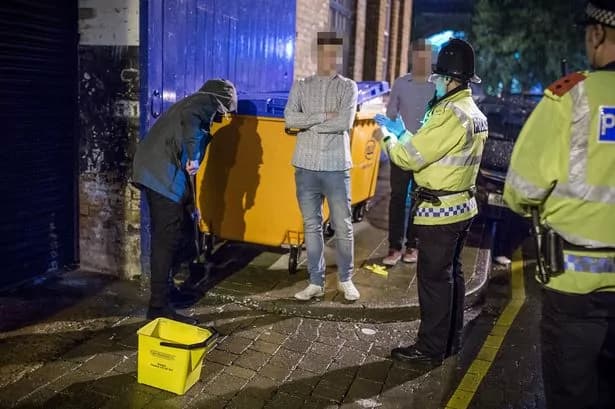 Manchester, Operation Urination della polizia: o paghi la multa o ripulisci [FOTO]