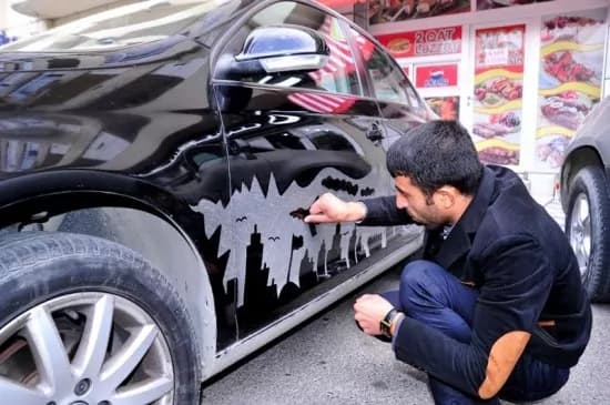 Parcheggiatore crea disegni incredibili con la POLVERE sulle automobili [FOTO e VIDEO]