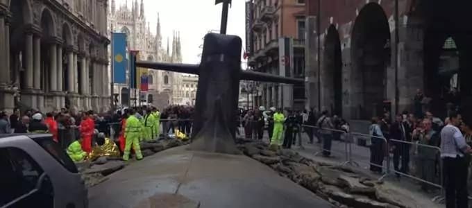 Milano, sottomarino sbuca in pieno centro (FOTO e VIDEO)