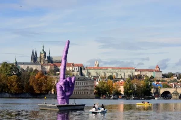 Il gigantesco dito medio che galleggia a Praga [FOTO]