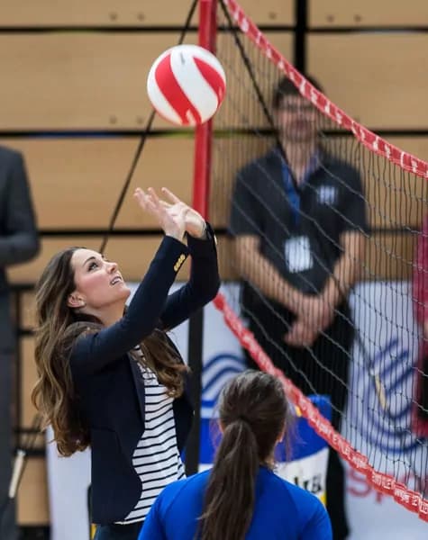 Kate Middleton in forma smagliante si cimenta con la pallavolo [FOTO]