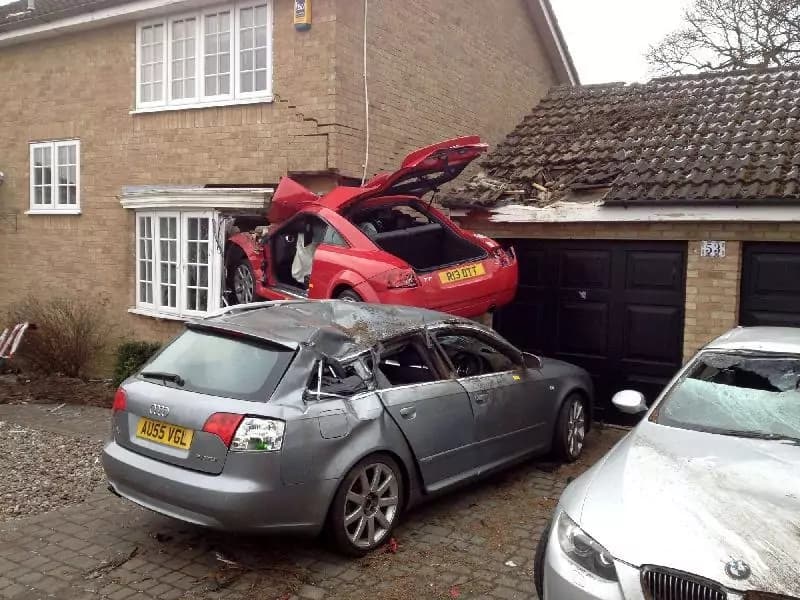 Inghilterra, perde il controllo dell’auto e si schianta dentro una casa [FOTO]