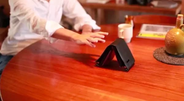 Living Wallet, il portafoglio che scappa via dagli spendaccioni [FOTO e VIDEO]