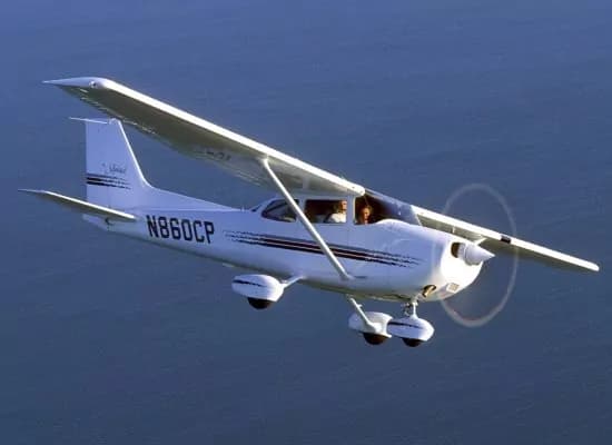 Pilota ha un malore, l’aereo atterra grazie al passeggero
