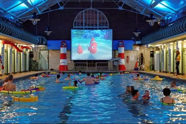 Il cinema in piscina