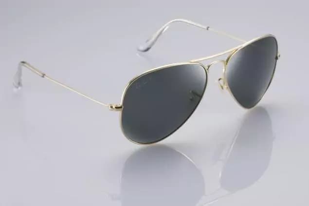 Ray-Ban presenta il modello Aviator con montatura in oro 18k