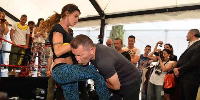 E’ una tosta! Elisabetta Canalis fa una dimostrazione di Krav Maga (FOTO e VIDEO)