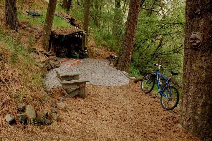 Vive come un hobbit in un buco nel terreno perché non vuole più pagare mutui