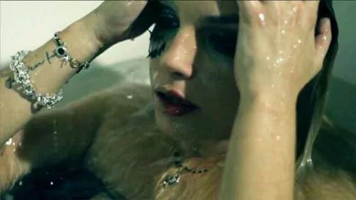 Trucco sfavillante per Emma nel suo nuovo video “L’amore non mi basta”