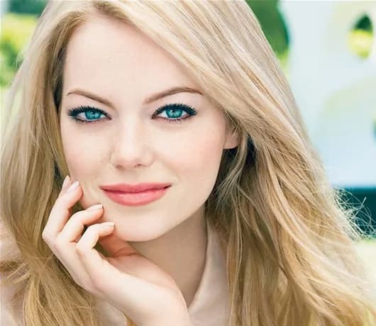 Emma Stone testimonial per il fondotinta Revlon Nearly Naked Make Up