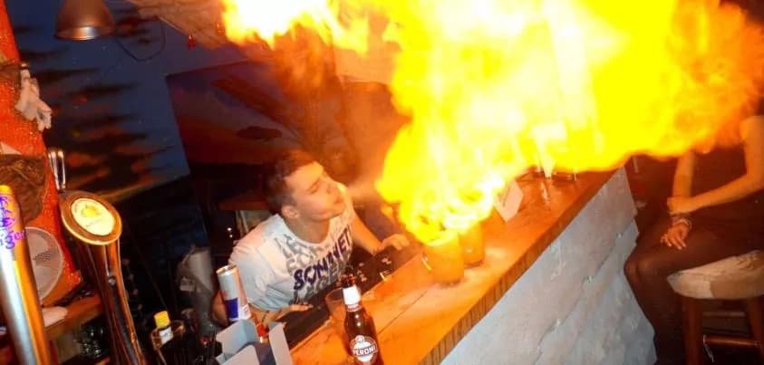 “Venite subito, la sua faccia è in fiamme”, ustionata da un Sambuca cocktail