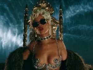 rihanna-in-pour-it-up