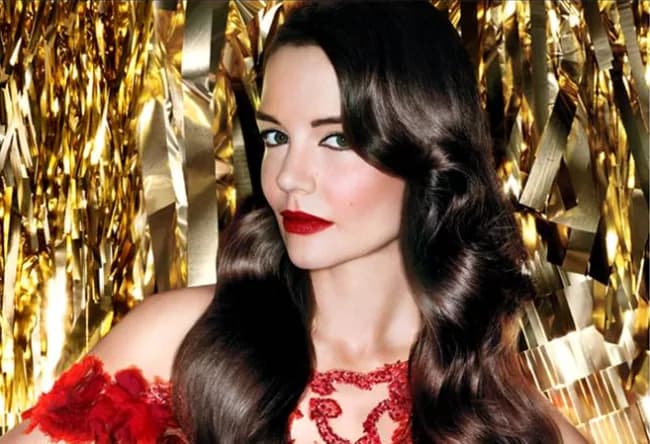 Katie Holmes posa per la nuova linea Bobbi Brown: Old Hollywood