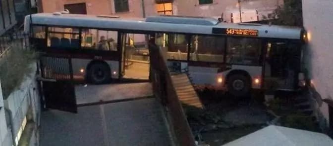 Autobus perde il controllo e finisce dentro una palazzina [FOTO]