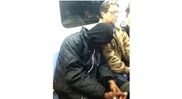 Passeggero nella metro lascia dormire un estraneo sulla propria spalla [VIDEO]