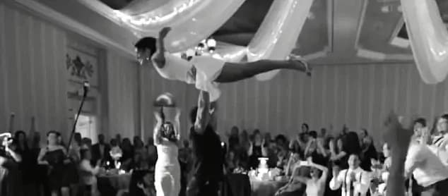 Sposini riproducono finale di Dirty Dancing al loro matrimonio [VIDEO]