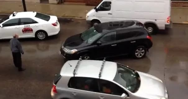 Investe un taxi, tenta la fuga e investe altre sei auto [VIDEO]