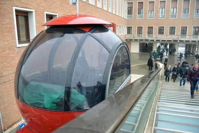 Messa in funzione a Venezia l’ovovia che attraversa il ponte della Costituzione (FOTO)