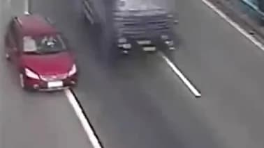 Cina, salta l’uscita dell’autostrada e guida contromano in retromarcia per 2 km [VIDEO]