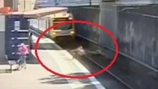 Anziano ha un malore e cade sulle rotaie, treno si ferma a pochi cm dalla sua testa [VIDEO]