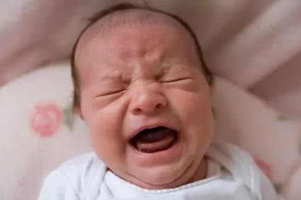 Bebè dichiarato morto scoppia a piangere poco prima della cremazione