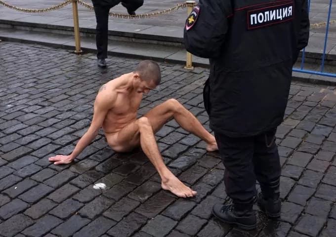 Mosca, s’inchioda i genitali davanti al Cremlino per protesta [FOTO]