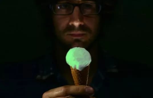 Il gelato che s’illumina al buio [FOTO]