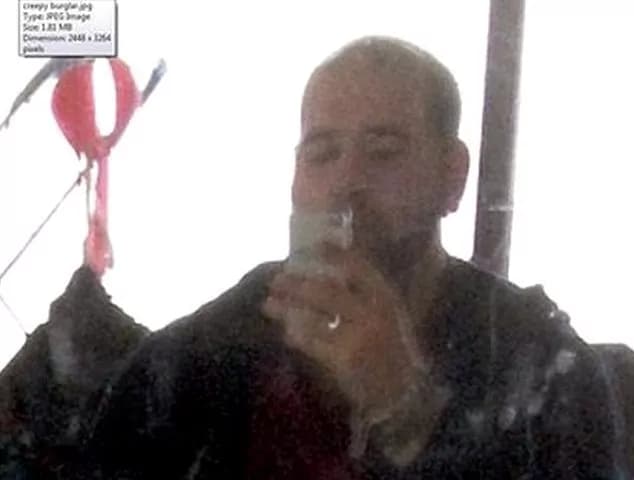 Ladro si intrufola in casa mentre lei è sotto la doccia e si scatta una foto col cellulare [FOTO]
