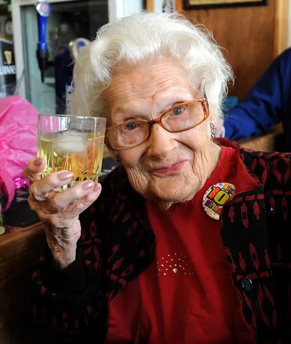 Dorothy festeggia 100 anni. Il segreto? “Fumare 15 sigarette al giorno”