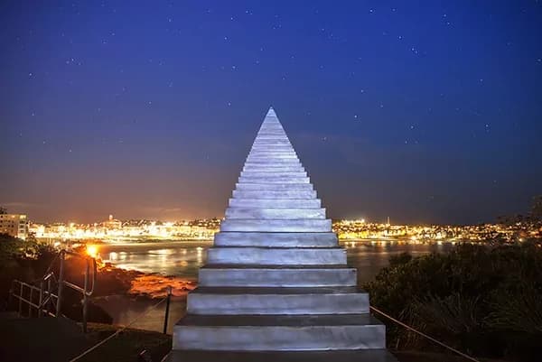 Australia, artista costruisce scala verso il cielo [FOTO]