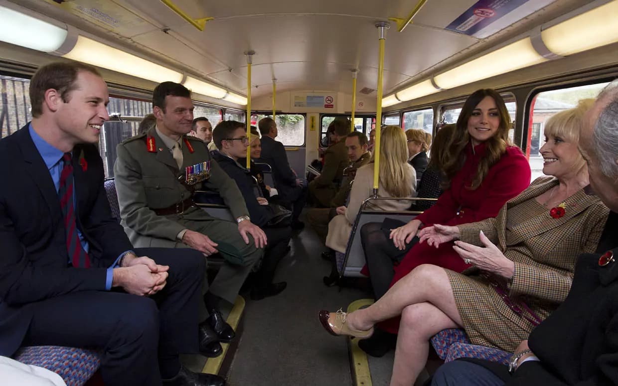 Poppy Day, in giro sull’autobus con William e Kate [FOTO]