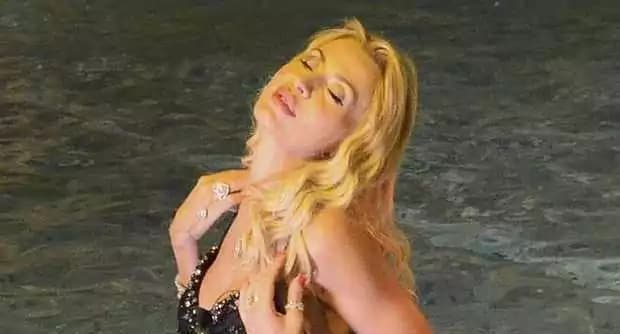 Valeria Marini fa il bagno nella fontana di Trevi, e si becca una multa [FOTO]