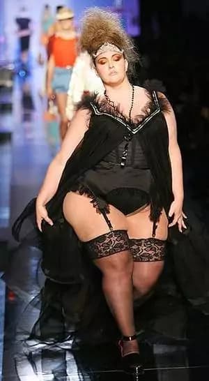 Agenzia rifiuta modella di 53 kg, viene ingaggiata quando ne pesa 135 [FOTO]