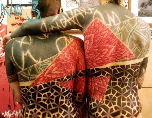 Nuove tendenze: i tatuaggi che si completano solo se ci si abbraccia [FOTO]