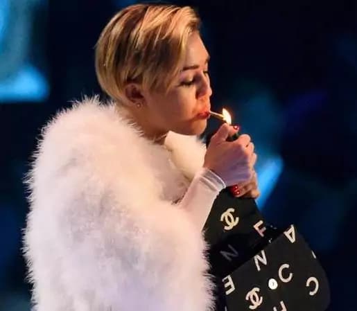 Miley Cyrus fuma uno spinello in diretta agli MTV EMA 2013 (FOTO)