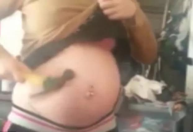 Donna incinta dava colpi di martello al pancione