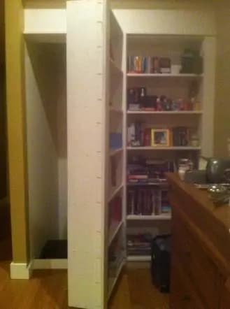 Scopre stanza segreta dentro casa sua: qualcuno ci vive dentro [FOTO]