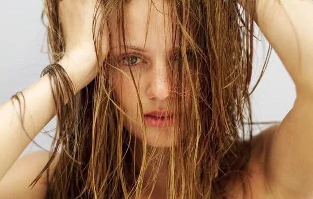 Capelli grassi? Ecco come combattere questo antiestetico problema!