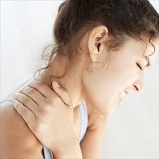 Torcicollo: semplici rimedi naturali per combatterlo