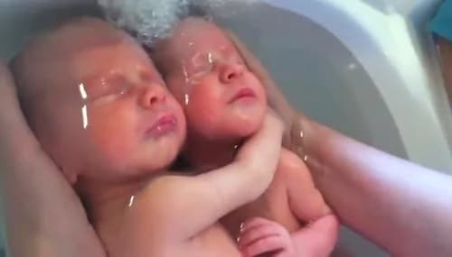 Gemellini si abbracciano durante il primo bagnetto [VIDEO]