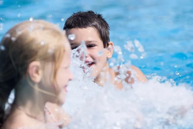Intossicazione da cloro in piscina: 13 bimbi in ospedale